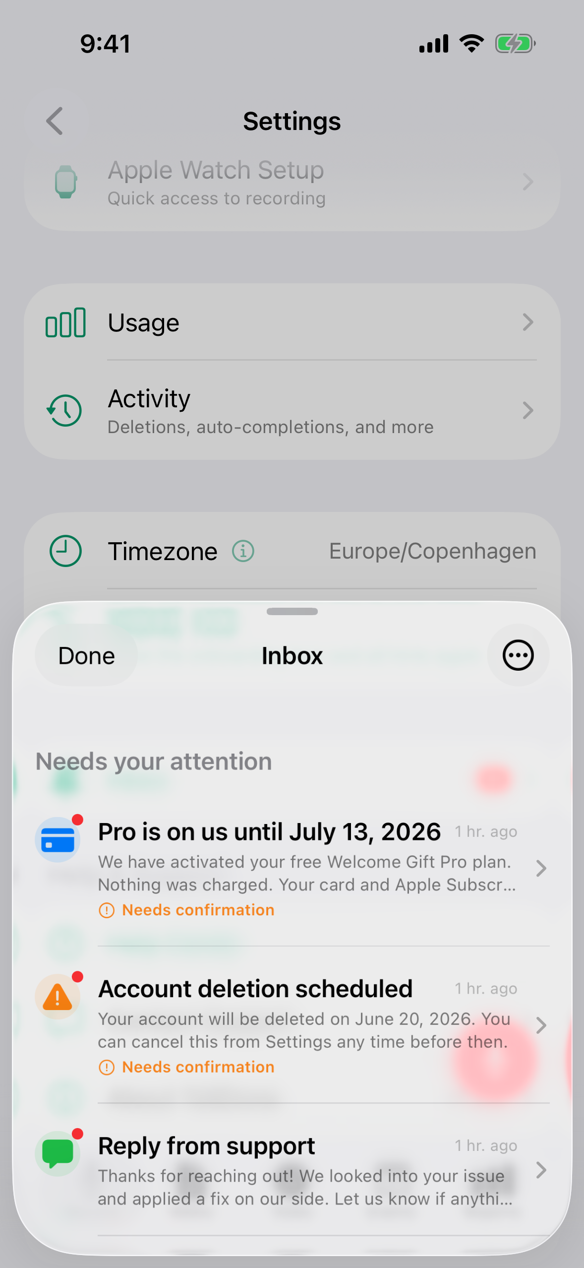 Fereastra Inbox pe iPhone cu tipuri variate de carduri